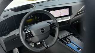 mid Malaga - Mit dem drahtlosen Apple CarPlay und Android Auto ist das Multimedia Navigationssystem samt 10-Zoll-Farb-Touchscreen und 10 Zoll-Fahrerinfodisplay kompatibel. Smartphones lassen sich einfach per Wireless Charging in der Mittelkonsole aufladen.