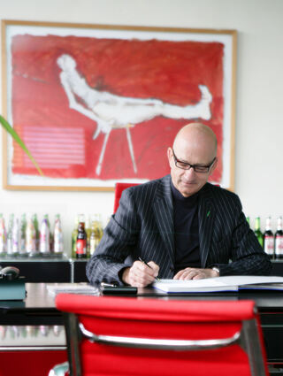 Dr. Hans Spielmann in seinem Büro in der Brauerei. Füße hochlegen – wie auf dem Bild im Hintergrund – das war nie sein Ding.