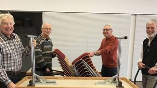 Ingolf (v. l.), Claus, Josef und Hannes sorgen dafür, dass jeder der Gäste einen Sitzplatz an einem Tisch im evangelischen Gemeindesaal findet.