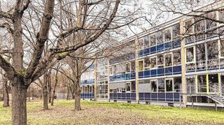 Die Investitionen in das Kinderbildungszentrum – hinter der Schillerschule soll schon bald statt der Bäume ein Neubau für Hort und Mensa stehen – machen einen dicken Brocken in der mittelfristigen Haushaltsplanung aus.
