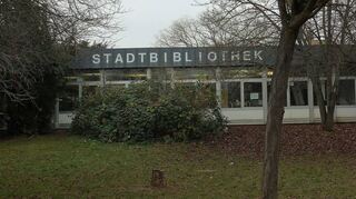 Die Stadtbibliothek soll abgerissen und künftig außerhalb des Plangebiets in der bisherigen Kegelhalle untergebracht werden. Die Baumwiese müsste gerodet werden.