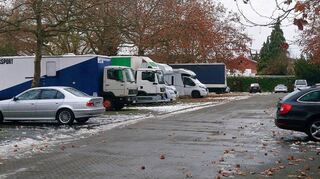 Der Parkplatz an der Eppelheimer Rhein-Neckar-Halle soll überbaut werden. Die Investorin plant einen großen Edeka-Markt mit Wohnungen in den Obergeschossen.
