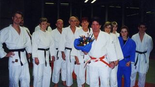 Werner Keller im Kreis seiner Oftersheimer Judokameraden nach Erhalt des sechsten Dan im Jahr 1999. Dieser Gürtelgrad macht Keller zu einem deutschen Großmeister seines Sports.