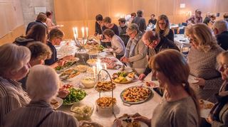 „Bibel mit Biss“: Das leckere Büfett ist stets ein Höhepunkt und zieht die Besucher bei der interessanten Veranstaltungsreihe wie hier beim letzten Mal am 7. Februar 2020 magisch an.