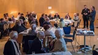 Offener Austausch und lebendige Diskussion 2020: Die Fragerunde wird gestartet. Hinten rechts Pfarrer Tobias Habicht, daneben der Theologe Dr. Hans-Georg Ulrichs.