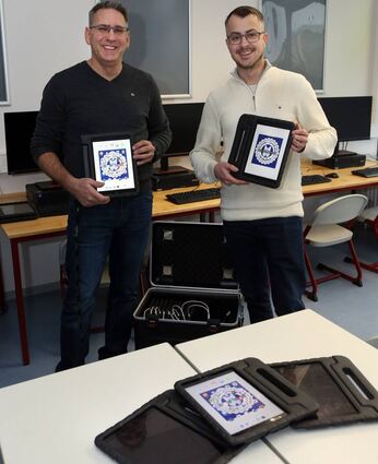 Jörg Himmelsbach (l.) und Peter Hartmann zeigen stolz die Tablets.