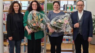 Linda Hoti (l.) und Bürgermeister Thomas Jakob-Lichtenberg (r.) verabschieden Anna-Maria Lenz (M. r.) und begrüßen ihre Nachfolgerin Nina Auer (M. l.).