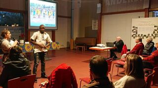 Das Ärzteehepaar Tabea und Patrick Riziki (v. l.) stellt im evangelischen Gemeinde-zentrum das Hilfsprojekt „Jeremie Project Congo“ vor.
