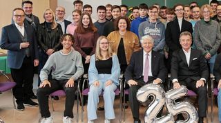 25 Jahre „Business@School“ am Carl-Friedrich-Gauß-Gymnasium: Über das Jubiläum der Bildungsinitiative freuen sich mit den aktuellen Seminarkursteilnehmern der Gründer-vater Dr. Gunther Schwarz (vorn, 2. v. r.), Schulleiterin Anja Kaiser (3. v. l.), Projektleiterin Dr. Babette Claas (braune Jacke), aktive und und frühere Lehrkräfte.