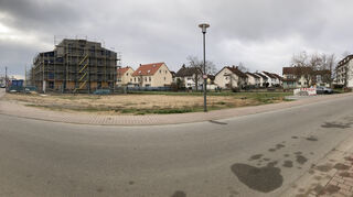 Nördlich der Bauprojekte der Stiftung Schönau in der Albert-Einstein-Straße soll auf der Brachfläche noch in diesem Jahr der erste Spatenstich für ein neues Gemeindewohnhaus stattfinden.