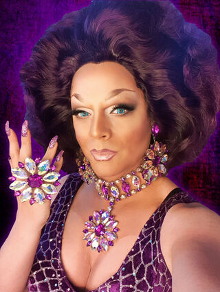 Farbenfroh und schick herausgeputzt mit aufwendigem Styling: Schauspieler Markus Beisel alias Céline Bouvier.