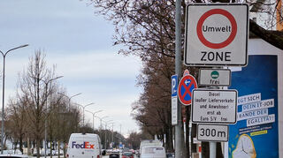 mid Groß-Gerau - Solch ein Schilderbaum bedeutet: Fahrverbot für Diesel mit Euro 4 oder darunter.