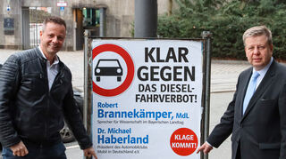 mid Groß-Gerau - Mit Plakaten machen Dr. Haberland (links) und MdL Brannekämper (rechts) aufmerksam.
