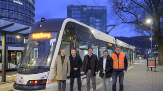 Zum Auftakt der Testfahrten der neuen RNT 2020 Straßenbahnen in Heidelberg besichtigen Oberbürgermeister Eckart Würzner, rnv-Geschäftsführer Martin in der Beek, Erster Bürgermeister Jürgen Odszuck und Bürgermeister Raoul Schmidt-Lamontain (v.l.) den Wagen am Hauptbahnhof.

Foto: Philipp Rothe, 01.02.2023