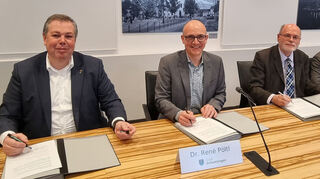 Marco Grübbel, Leiter des Amtes Mannheim und Heidelberg des Landesbetriebs Vermögen und Bau Baden-Württemberg (v. l.), Schwetzingens Oberbürgermeister Dr. René Pöltl und Michael Scharf, Projektleiter der Bundesanstalt für Immobilienaufgaben (BImA), unterzeichnen den "Letter of Intent" (Absichtserklärung).