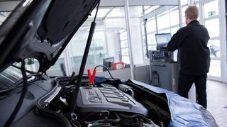 Extrarunde: Manchmal müssen Nachbesserungen am Auto von den Herstellern in Werkstätten verpflichtend durchgeführt werden.