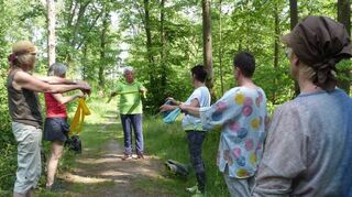 Bei der Gesundheitswanderung im Oftersheimer Wald atmen die Teilnehmer durch und bewegen sich gemeinsam.