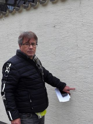 Volker Engelfried zeigt feine Risse an der Gartenmauer seines Anwesens im Arionweg. Die Schäden sollen durch die seismischen Messungen der Vibro-Trucks der Firma Geohardt entstanden sein.