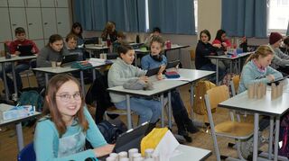 Die Klasse 6b mit ihrer Lehrerin Shang Amanj (r.) nimmt vormittags am Projekttag zum Thema „Energie- und Klimaschutz“ teil und bastelt nachmittags in einem Upcycling-Projekt mit Toilettenpapierrollen, die beispielsweise als Serviettenhalter oder Deko-Elemente wiederverwendet werden können.