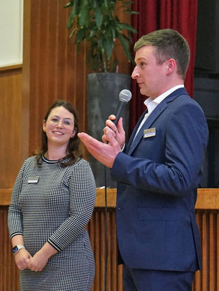 Mario Hermann und Saskia Kreutz erklären die Schularten der Carl-Theodor-Schule.