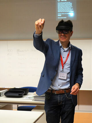 Lehrer Markus Bürger mit einem 3-D-Virtual-Reality-Viewer im Smart Factory-Raum der Ehrhart-Schott-Schule.