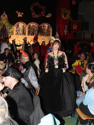 Die Prinzessin der „Göggel“, Melanie Jasmin I., führt die Polonaise durch den Saal natürlich begeistert an.