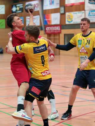 Alexander Leibnitz (HG, l.) wird hier am Wurf intensiv gehindert.