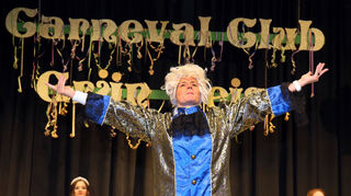 Für die Playbackshow der Karnevalisten in Oftersheim ist auch Wolfgang Amadeus direkt aus Salzburg angereist.