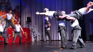Akrobatischer Schluss- und Höhepunkt: Das Männerballett „Luxedopser“ schießt mal wieder den Vogel ab mit seinem Schautanz „Top Gun“.
