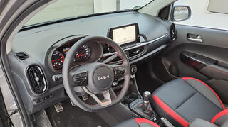 mid Groß-Gerau - Rote Sitzwangen und Aluminium-Pedale unterstreichen die sportliche Note.