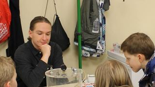 Platzt er nun, der Schokokuss? Spannende Experimente gab es im „Hebel Science Center“ zu beobachten.