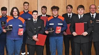 Bürgermeisterin Patricia Rebmann und der scheidende Kommandant Uwe Wagner (r.) beglückwünschen zusammen mit Christoph Horsch (v. l.) und Sascha Böhm die neuen Kameraden, die aus der Jugendabteilung in die Aktivenmannschaft aufgenommen werden.