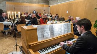 Organist und Pianist Paul Hafner beweist seine Virtuosität und begeistert die Zuhörer im evangelischen Gemeindehaus.
