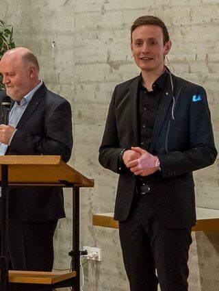 Pfarrer Dr. Simon Layer (r.) moderiert die Fragerunde in Verbindung mit dem Referenten Uwe Hauser.