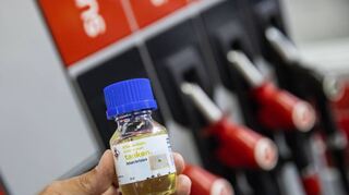 E-Fuels werden aus Strom, Wasser und Kohlenstoffdioxid gewonnen. Sie können sowohl Benzin und Diesel als auch Kerosin ersetzen.