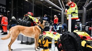 Helfer von ISAR Deutschland warten am Flughafen Köln/Bonn.