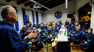 Das THW-Team erhielt am Montagabend in Rüsselsheim ein Einsatzbriefing.