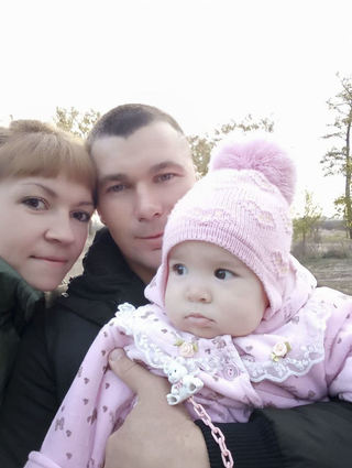Das letzte gemeinsame Bild von Olena, der kleinen Maria und ihrem Mann Ruslan, der sich laut letzten Informationen in russischer Gefangenschaft befindet.