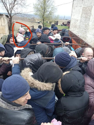 Auf der Flucht versucht Olena mit ihren Kindern in einen Zug zu kommen. Hunderte Menschen versuchen dies ebenso.