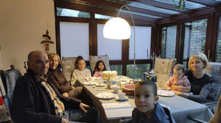 Manfred Würbel und Ursula Zirkel (v. l.) geben der Familie in Ketsch eine Zuflucht. Für sie bedeutet dies etwas mehr Normalität. Hier wird gemeinsam Geburtstag gefeiert.