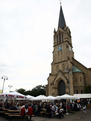 Im Sommer wird rund um den Kirchturm das Pfarrfest gefeiert.