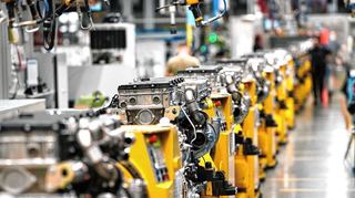 Blick in das Mercedes-Benz Werk Mannheim – hier die Produktion von schweren Nutzfahrzeugmotoren.