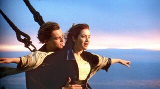 Die vielleicht berühmteste „Titanic“-Szene des Films: Leonardo DiCaprio und Kate Winslet am Bug des Schiffes.