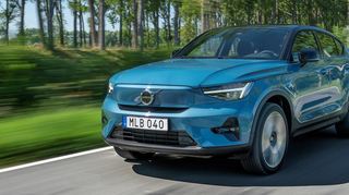 Mächtige Front mit Kühler in Wagenfarbe und „Thors Hammer“-Scheinwerfern. Unter der Fronthaube des Volvo C40 ist Platz für das Ladekabel und weitere Kleinigkeiten.