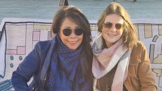 Tess D. Smith und Nathalie Lamay lächeln in die Kamera.