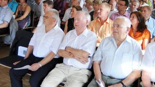 Ehrenbürger bei der Einweihung der Zehntscheune 2010: Bürgermeister Werner Zim-mermann mit Dr. Kurt Buchter, Adolf Stier und Arthur Weibel.