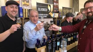 Der Schwetzinger Whisky-Shop-Besitzer Wolfgang Falke (v.l.) mit Waterford-Inhaber und Whisky-Legende Mark Reynier und einem Kunden. Reynier freut sich auf gute Gespräche über seinen Terroir-Whisky aus Südirland.