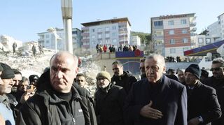 Recep Tayyip Erdogan (2.v.r), Präsident der Türkei, besucht das von einem Erdbeben zerstörte Stadtzentrum von Kahramanmaras.