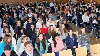 Die Schüler der Eingangsklassen lauschen in der vollbesetzten Aula gebannt den Ausführungen über Alltagsrassismus.