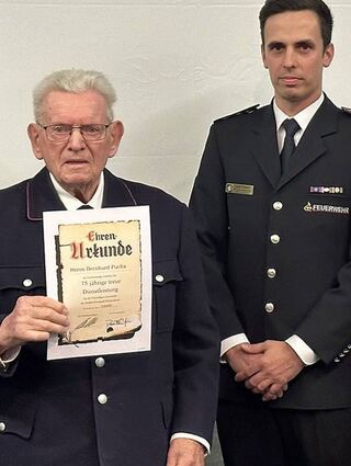 75 Jahre ist Bernhard Fuchs bei der Feuerwehr dabei, hier bei seiner Auszeichnung mit Claus Schmitt.